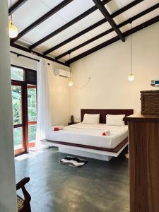a bedroom with a large bed in a room at Surfside Paddy Villa in Babarenda Central +41 photos