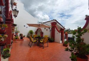 a patio with a table and chairs and an umbrella at Casa en renta, fraccionamiento Victoria, Oaxaca in Oaxaca City