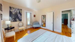Un dormitorio con una cama y una mesa y sillas. en Wolfville Central 4 Family Suite with Style, en Wolfville