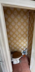 a toilet with a wooden seat in a bathroom at Saint Paul 02 in Bristol