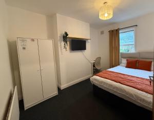 a bedroom with a bed and a tv in it at Saint Paul 02 in Bristol