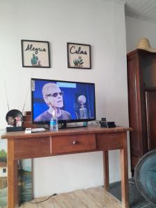a desk with a television on top of it at Casa de Lazer e Eventos Monte Sião in Paulo Afonso