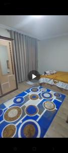 a hotel room with a blue blanket on the floor at غرفتين في شقة in Zayyān