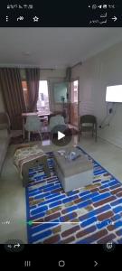 a living room with a box on the floor at غرفتين في شقة in Zayyān