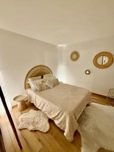 a bedroom with a large bed and a mirror at Suite appartement in Châteaurenard