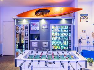 ヴィラ・ノヴァ・デ・ガイアにあるHotel ibis Budget Porto Gaiaのドリンククーラーの上にサーフボードが置いてある店