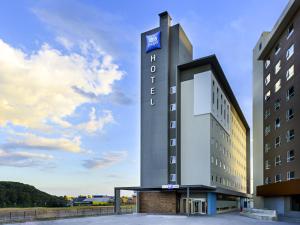 a rendering of the hotel front of the building at ibis budget Curitiba Aeroporto in São José dos Pinhais