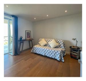 un soggiorno con letto e cuscini sopra di Villa Patrizia Pietrasanta a Pietrasanta Altre 99 foto