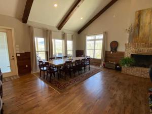 Un comedor con mesa y sillas y chimenea. en Rider's Lodge, en Huntsville 34 fotos más