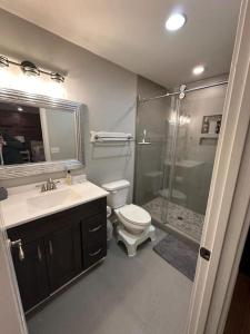 Un baño con inodoro, lavabo y ducha. en Rider's Lodge, en Huntsville