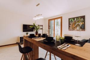 a living room with a table with black chairs at Prosecco Hills Escape Relax tra le colline Unesco in Campea