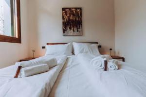 two beds in a room with white sheets at Prosecco Hills Escape Relax tra le colline Unesco in Campea