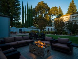 a fire pit in the middle of a patio at Courtyard Sacramento Airport Natomas in Sacramento