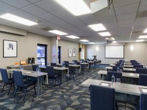 a classroom with tables and chairs in a room at Courtyard Sacramento Airport Natomas in Sacramento +34 photos