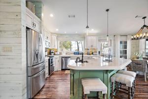 Η κουζίνα ή μικρή κουζίνα στο Huge lakefront retreat with private pier, pool, game room and outdoor fire pit