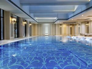 Bazén v ubytování Sofitel Shanghai Hongqiao nebo v jeho okolí