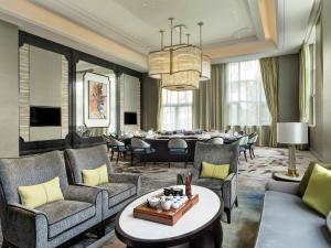 TV a/nebo společenská místnost v ubytování Sofitel Shanghai Hongqiao