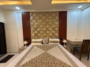 a bedroom with a large bed in a room at Avenaa Villa Rahul Residency Ganeshpeth Nagpur in Nagpur
