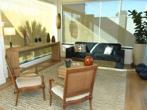 アララクアラにあるHotel Araraquara By Mercureのソファとテーブルと椅子のあるリビングルーム