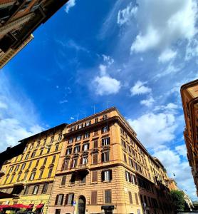 un edificio alto con un cielo blu sullo sfondo di Aurora Vatican House a Roma