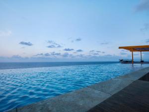 The Bheemli Resort Managed by AccorHotels في فيساخاباتنام: حمام سباحة مع إطلالة على المحيط