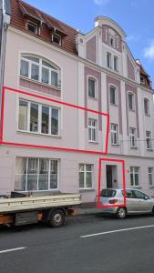 Ein Lastwagen ist vor einem Gebäude geparkt. in der Unterkunft Pejta in Chojnice