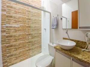 Un baño con inodoro, lavabo y ducha. en Curta Praia de Armação - Casa Orquídea, en Penha 125 fotos más