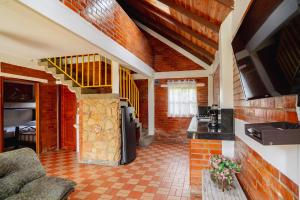 a kitchen and living room with a brick wall at Ecovilla Cali in Cali