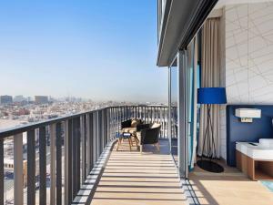 Un balcón con vista a una ciudad en Aparthotel Adagio Dubai Deira, en Dubái