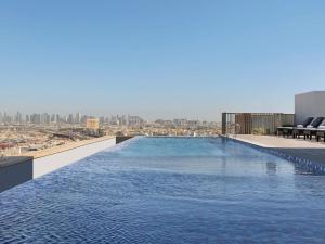 una piscina en la azotea de un edificio en Aparthotel Adagio Dubai Deira, en Dubái