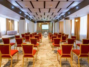 Habitación con filas de sillas y pantalla de proyección en Mercure Galati Centrum, en Galaţi
