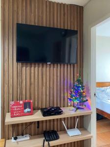 Μια τηλεόραση ή/και κέντρο ψυχαγωγίας στο GusBek Condo Unit San Remo Oasis Cebu