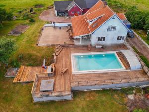 FjäråsにあるSmedsgård Farm Stayのスイミングプール付きの家屋の上面の景色