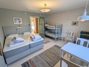 FjäråsにあるSmedsgård Farm Stayのベッドルーム1室(ベッド2台、デスク、テーブル付)