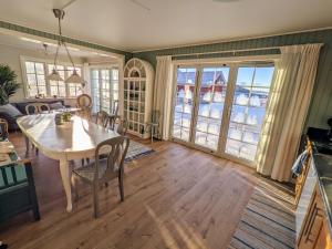 FjäråsにあるSmedsgård Farm Stayのテーブルと椅子のあるリビングルームとダイニングルーム