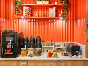 encimera con cafetera y microondas en ibis budget Saint-Maurice, en Saint-Maurice 32 fotos más