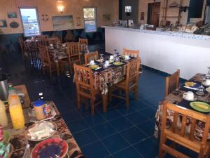 an overhead view of a restaurant with tables and chairs at Djabraba's Triplex in Vila Nova Sintra