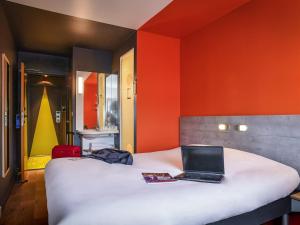 sypialnia z łóżkiem z laptopem w obiekcie ibis budget Coutances w mieście Coutances