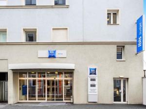 a building with a visa sign in front of it at Ibis Budget Graz City in Graz