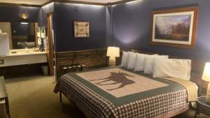 a hotel room with a bed and a bathroom at Country Mountain Inn in Eureka Springs