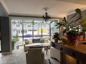 una sala de estar con un sofá y una mesa en Gościniec Witomino, en Gdynia