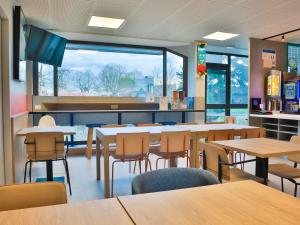 ห้องอาหารหรือที่รับประทานอาหารของ ibis budget Tours Sud