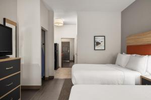 een hotelkamer met twee bedden en een flatscreen-tv bij Candlewood Suites San Diego by IHG in San Diego