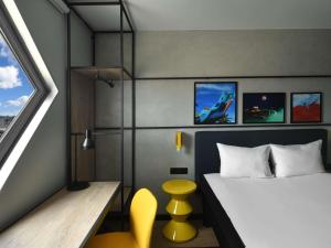 Una cama o camas en una habitación de Ibis Styles Abidjan Marcory 47 fotos más