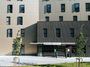 Un edificio con un cartel que dice "el futuro hotel" en Mercure Brest Centre Port, en Brest