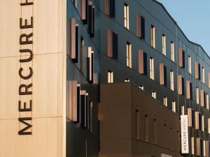 Un edificio con un cartel en el costado. en Mercure Brest Centre Port, en Brest