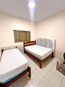 ein Krankenzimmer mit zwei Betten und einem Fenster in der Unterkunft casa da hilda in Pirenópolis + 19 Fotos