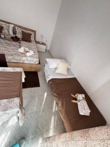 a small room with two beds with towels on them at Home Sorrento in Torre del Greco