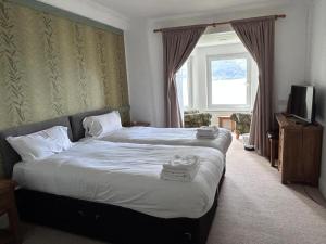 Giường trong phòng chung tại OYO The Lodge On The Loch Onich