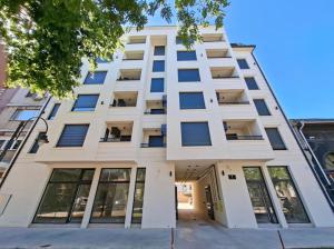un edificio de apartamentos con fachada blanca en Apartment Athens 2, en Sombor